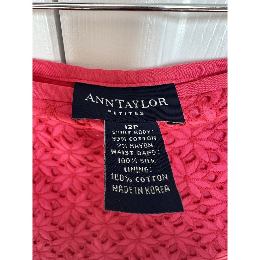 Ann Taylor Petites Pink Floral Eyelet Lace Pencil Skirt Silk Trim 12P EUC - Picture 3 of 10